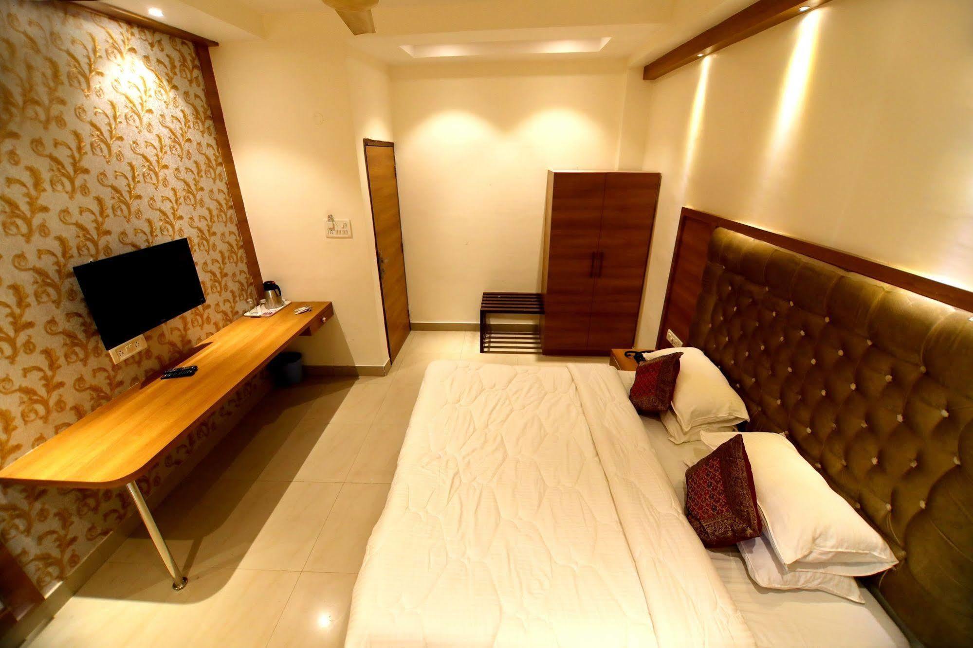 FabHotel Sarin Inn Sigra Varanasi Exterior foto